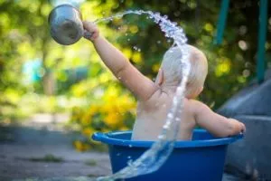 bebe dans son bain