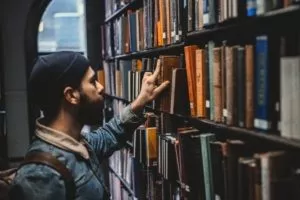 Homme livre bibliothèque